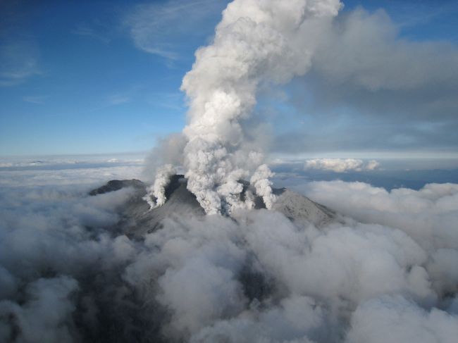 White smoke rises from Mount Ontake as the volcano erupts in Nagano prefecture, central Japan, Saturday.   AFP-Yonhap