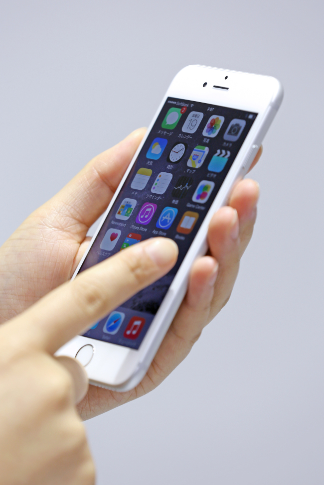 A women tries out Apple’s iPhone 6.    Bloomberg