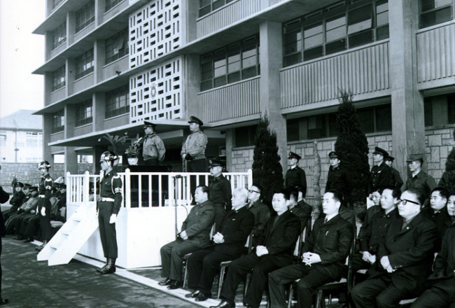 An inauguration ceremony for the Supreme Council for National Reconstruction, a military committee led by President Park Chung-hee, who seized control of South Korea in a coup d’etat, takes place on Jan. 4, 1962, in front of what is now the National Museum of Korean Contemporary History.    MMCA