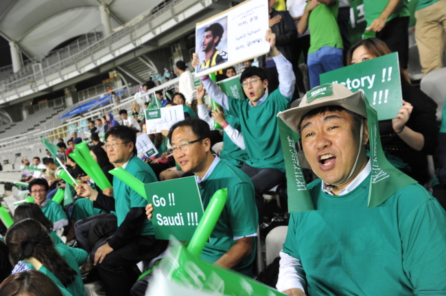 S-Oil executives and employees, together with Saudi Arabian residents in Korea, root for the Saudi Arabian soccer team during a match against Uzbekistan at Goyang Sports Complex on Friday.   S-Oil