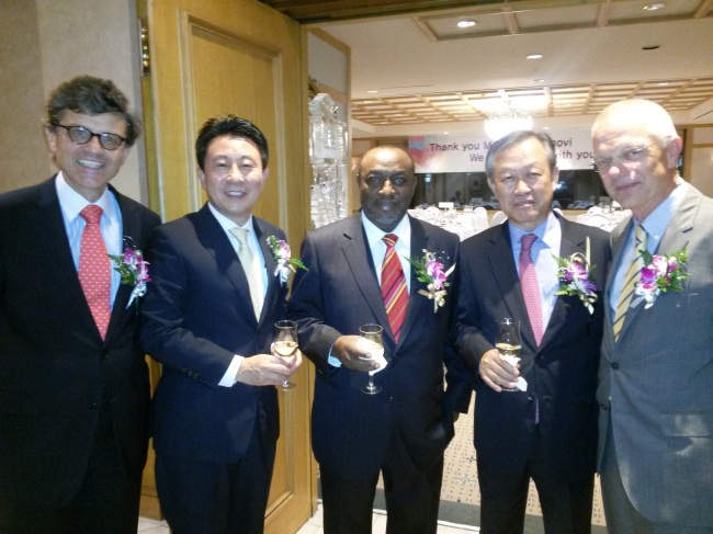 Kenyan Ambassador Ngovi Kitau (center) poses with Hans-Ulrich Seidt (left), former German Ambassador to South Korea; David Kim (second from left), honorary consul general of Bangladesh; Ly Kwang-yong (second from right), honorary consul of Malta; and Dutch Ambassador to South Korea Paul Menkveld during a farewell party for Kitau in southern Seoul on Friday.   Philip Iglauer/The Korea Herald