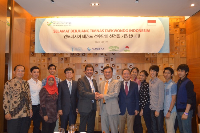 Korea Midland Power Co. CEO Choi Pyeong-rak (fifth from left) poses with Indonesia’s national taekwondo team members at a dinner to support the team in the Incheon Asian Games. The event was held at the Oakwood Premier Hotel in Samseong-dong, Seoul, Sept. 23.    KOMIPO