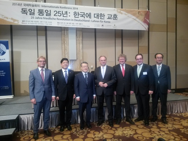 German Ambassador Rolf Mafael poses for a photo with other officials who convened at a panel discussion on national unification in Seoul on Thursday. From left are: Mafael; National Assembly Rep. Lee Jae-young; professor Ra Jong-yil of Hanyang University; Saxony-Anhalt Minister-President Reiner Haseloff; professor Werner Patzelt of Technical University of Dresden; Norbert Eschborn of the Konrad Adenauer Foundation; and Kim Myeon-hoei, president of the Korean Society of Contemporary European Studies.
Philip Iglauer/The Korea Herald