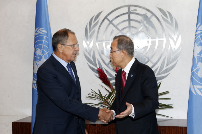 Russian Foreign Minister Sergey Lavrov (left) meets with United Nations Secretary-General Ban Ki-moon on the sidelines of the 69th session of the U.N. General Assembly at the U.N. headquarters in New York on Saturday.   AP-Yonhap