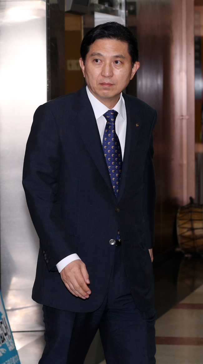 <YONHAP PHOTO-1636> 사퇴 거부한 임영록 회장 퇴근 (서울=연합뉴스) 박동주 기자 = KB금융지주 임영록 회장이 금융위원회의 직무정지에도 사퇴를 거부한 가운데 12일 오후 임 회장이 서울 중구 명동 KB 사옥에서 퇴근하고 있다. 2014.9.12 pdj6635@yna.co.kr/2014-09-12 20:59:24/ <저작권자 ⓒ 1980-2014 ㈜연합뉴스. 무단 전재 재배포 금지.>
KB Financial Group chairman Lim Young-rok.   Yonhap