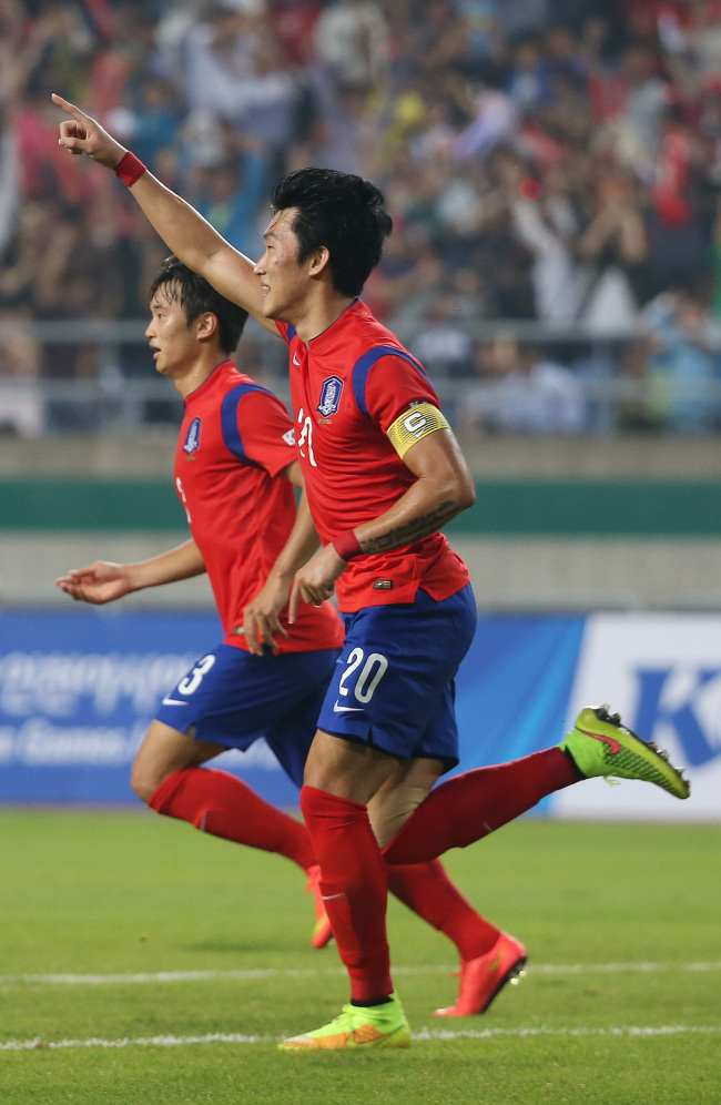 South Korean captain Jang Hyun-soo celebrates after scoring against Japan during the Asian Games quarterfinals in Incheon on Sunday. (Related story on Page 18)   Yonhap