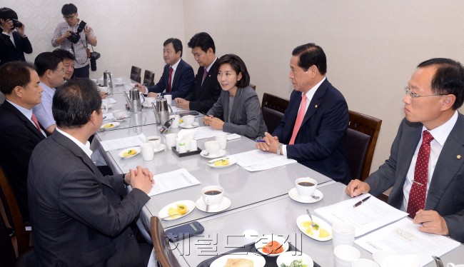 나경원 새누리당 의원이 29일 오전 국회 의원회관에서 7.30재보궐선거 당선 의원으로 구성된 미래를 생각하는모임에 참석해 모두발언을 하고 있다.이길동기자.gdlee@heraldcorp.com
나경원 새누리당 의원이 29일 오전 국회 의원회관에서 7.30재보궐선거 당선 의원으로 구성된 미래를 생각하는모임에 참석해 모두발언을 하고 있다.이길동기자.gdlee@heraldcorp.com