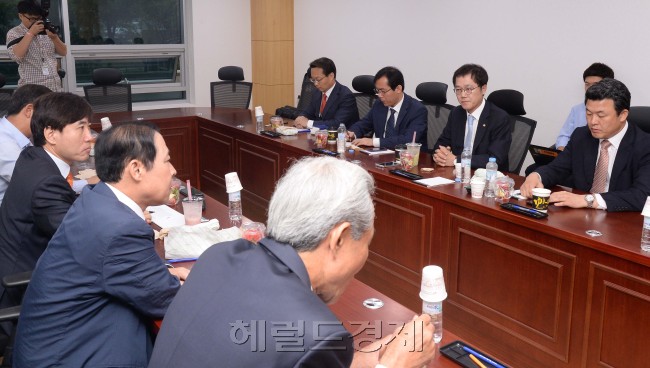 새누리당 초·재선 의원 모임 '아침소리'가 29일 오전 국회 의원회관에서 모임을 갖고 정의화 국회의장의 26일  본회의 연기등 주요현안을 논의 하고 있다.이길동기자.gdlee@heraldcorp.com
새누리당 초·재선 의원 모임 '아침소리'가 29일 오전 국회 의원회관에서 모임을 갖고 정의화 국회의장의 26일  본회의 연기등 주요현안을 논의 하고 있다.이길동기자.gdlee@heraldcorp.com
새누리당 내에서 국회 정상화를 촉구하는 주장이 거세지는 가운데, 이에 공감하는 의원들이 모임을 구성해 각자의 목소리를 내고 있다. 29일 국회에선 여당내 초·재선 의원모임인 ‘아침소리’(왼쪽 사진)와 7·30 재보선 당선 의원들의 모임인 ‘미래생각’이 각각 회의를 갖고 현안에 대해 논의했다.  이길동 기자/gdlee@heraldcorp.com