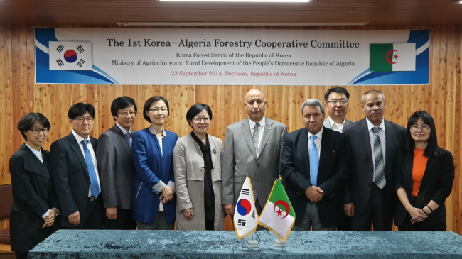 Korea National Arboretum director Lee Yu-mi (fifth from left) signs a cooperative agreement with Algerian Director General of Forests Mohamed Seghir Noual (fourth from right) on Sept. 23 in Pocheon, Gyeonggi Province.   KFS