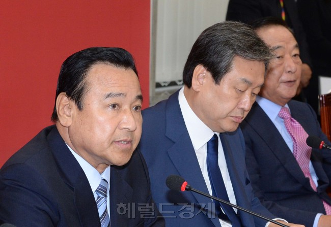 이완구 새누리당 원내대표가 29일 오전 국회에서 열린 최고위원회의에 참석해 모두발언을 하고 있다. 이길동기자.gdlee@heraldcorp.com
이완구 새누리당 원내대표가 29일 오전 국회에서 열린 최고위원회의에 참석해 모두발언을 하고 있다. 이길동기자.gdlee@heraldcorp.com
이완구 새누리당 원내대표가 29일 오전 국회에서 열린 최고위원회의에 참석해 모두발언을 하고 있다. 이길동기자.gdlee@heraldcorp.com