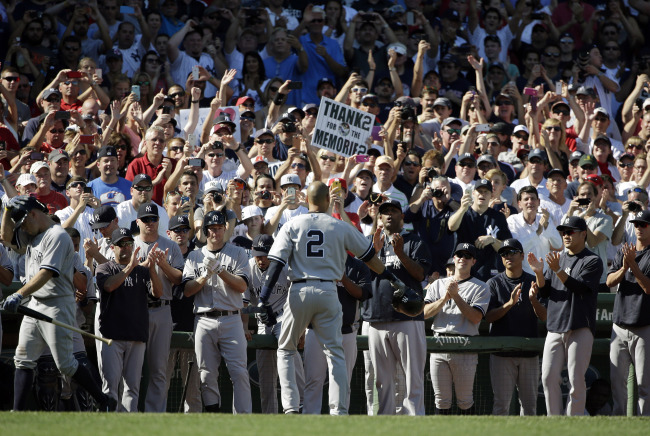 Derek Jeter (2) leaves the game after an RBI single in the third inning on Sunday.   AP-Yonhap
