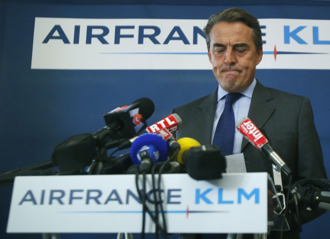 Head of Air France-KLM Alexandre de Juniac pauses as he speaks during press conference in Paris on Sunday.    AP-Yonhap