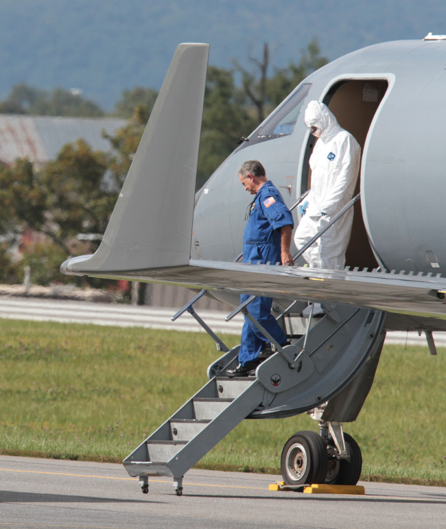 An American doctor who was exposed to the Ebola virus while volunteering in Sierra Leone disembarks from a private jet at the Frederick Municipal Airport, Maryland, Sunday.   AP-Yonhap