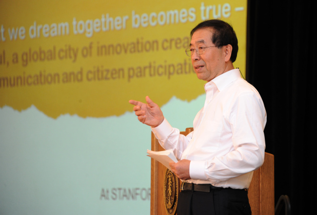 Seoul Mayor Park Won-soon gives a special lecture at Stanford University on Sept. 25 during his ongoing U.S. tour.   Yonhap