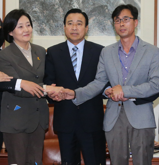 Saenuri Party floor leader Lee Wan-koo (center) meets with his New Politics Alliance for Democracy counterpart Park Young-sun (left) and Jeon Myung-sun, the representative of the Sewol ferry victims’ families, in the National Assembly on Monday.   Yonhap