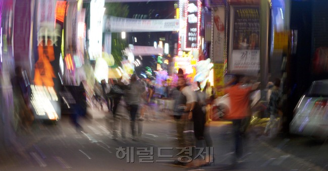 강남역 유흥가<br />김명섭 기자 msiron@heraldcorp.com
강남역 유흥가
김명섭 기자 msiron@heraldcorp.com
강남역 유흥가
김명섭 기자 msiron@heraldcorp.com