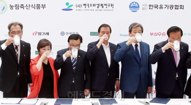 김무성 새누리당 대표(오른쪽 두번째)와 이동필 농림축산식품부장관(왼쪽세번째)이 29일 오전 서울 여의도 국회 의원회관에서 열린 국산우유 사용 확대를 위한 국산우유 사용 인증(K-MILK)상생협력 협약식에서 우유를 마시고 있다.이날 행사는 최근 재고 과잉으로 큰 어려움을 겪고 있는 유가공업계의 어려움을 타개하기 위해 개최됐다.(왼쪽부터 손정렬 한국낙농육우협회장,윤명희새누리당의원, 이동필 장관, 홍문표새누리당 의원, 김무성대표,이한성새누리당의원).이길동기자.gdlee@heraldcorp.com
김무성 새누리당 대표(오른쪽 두번째)와 이동필 농림축산식품부장관(왼쪽세번째)이 29일 오전 서울 여의도 국회 의원회관에서 열린 국산우유 사용 확대를 위한 국산우유 사용 인증(K-MILK)상생협력 협약식에서 우유를 마시고 있다.이날 행사는 최근 재고 과잉으로 큰 어려움을 겪고 있는 유가공업계의 어려움을 타개하기 위해 개최됐다.(왼쪽부터 손정렬 한국낙농육우협회장,윤명희새누리당의원, 이동필 장관, 홍문표새누리당 의원, 김무성대표,이한성새누리당의원).이길동기자.gdlee@heraldcorp.com
김무성 새누리당 대표(오른쪽 두번째)와 이동필 농림축산식품부장관(왼쪽세번째)이 29일 오전 서울 여의도 국회 의원회관에서 열린 국산우유 사용 확대를 위한 국산우유 사용 인증(K-MILK)상생협력 협약식에서 우유를 마시고 있다.이날 행사는 최근 재고 과잉으로 큰 어려움을 겪고 있는 유가공업계의 어려움을 타개하기 위해 개최됐다.(왼쪽부터 손정렬 한국낙농육우협회장,윤명희새누리당의원, 이동필 장관, 홍문표새누리당 의원, 김무성대표,이한성새누리당의원).이길동기자.gdlee@heraldcorp.com