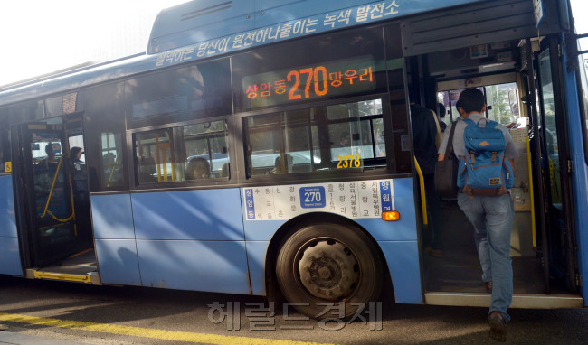 저상버스<br />김명섭 기자 msiron@heraldcorp.com
저상버스
김명섭 기자 msiron@heraldcorp.com