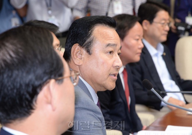 이완구 새누리당 원내대표가 30일 오전 국회에서 열린 원내대책회의에서 모두발언을 하고 있다.이길동기자.gdlee@heraldcorp.com
이완구 새누리당 원내대표가 30일 오전 국회에서 열린 원내대책회의에서 모두발언을 하고 있다.이길동기자.gdlee@heraldcorp.com
정국 정상화의 분수령이 될 30일 여ㆍ야ㆍ세월호유가족대책위 3자간 회동을 앞두고 이완구(왼쪽 사진) 새누리당 원내대표는 국회에서 열린 원내대책회의에서 참석해 “대화하고 타협해 충분히 합의점 끌어내도록 노력하겠다”는 모두발언을 하고 있다. 박영선 새정치민주연합 원내대표도 이날 오전 국회에서 열린 원내대책회의에서 “새누리당은 진심으로 성의와 진정성을 보여주길 바란다”고 발언하고 있다.  이길동 기자/gdlee@heraldcorp.com