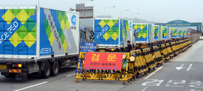 Trucks carrying agricultural aid head toward Sariwon, in North Korea’s North Hwanghae Province, through the Unification Gate in Paju, Gyeonggi Province, Tuesday. Ace Gyeongam, an aid agency under the local bed manufacturer Ace Bed, provided the items on a humanitarian basis.   Ahn Hoon/The Korea Herald