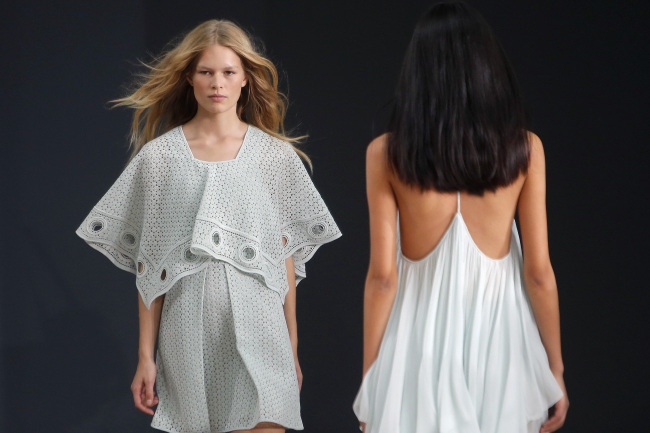 <YONHAP PHOTO-0734> Models wear creations as part of Chloe's Spring/Summer 2015 ready-to-wear fashion collection, presented in Paris, France, Sunday, Sept. 28, 2014. (AP Photo/Thibault Camus)/2014-09-29 12:46:19/ <저작권자 ⓒ 1980-2014 ㈜연합뉴스. 무단 전재 재배포 금지.>
Models present creations as part of Chloe’s spring-summer 2015 ready-to-wear fashion collection in Paris.   Thibault Camus/AP