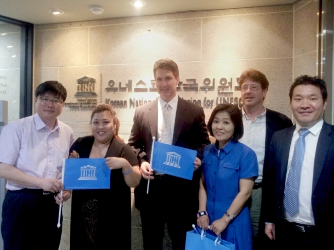 Officials from the Korea National Commission of UNESCO (KNCU) pose with representatives from Korea Teachers of English to Speakers of Other Languages and the Korea Association of Foreign Language education at the KCNU offices in Seoul. The KCNU has agreed to support the KOTESOL-KAFLE International Conference this year. From left: Cho Woo-jin, chief of the KNCU’s education team; Dorothy Nam, who will host the conference’s opening ceremony; KOTESOL conference chair Ralph Cousins; Chang Kyung-suk, head vice president of the conference for KAFLE; and KOTESOL members and conference cochairs Carl Dusthimer and Lee Jun-hoen   KOTESOL