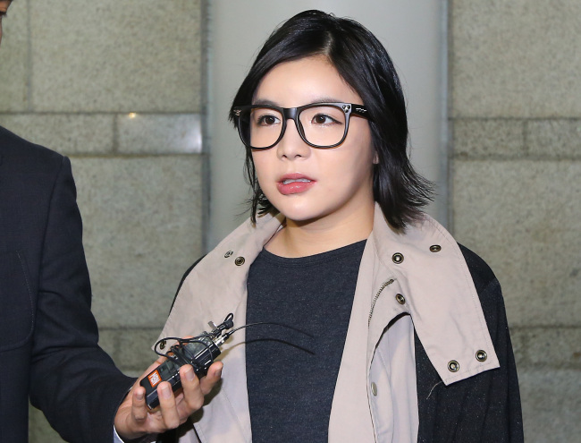 <YONHAP PHOTO-0305> 기자 질문에 답하는 에이미 (서울=연합뉴스) 김도훈 기자 = 향정신성의약품인 졸피뎀을 투약한 혐의로 기소된 에이미가 30일 오전 서울 서초구 서울중앙지법에서 열린 선고 공판에 출석하던 중 기자의 질문에 답하고 있다. 이날 법원은 에이미에게 벌금 500만원과 추징금 1만8천60원을 선고했다. 2014.9.30 superdoo82@yna.co.kr/2014-09-30 10:40:02/ <저작권자 ⓒ 1980-2014 ㈜연합뉴스. 무단 전재 재배포 금지.>
Amy
