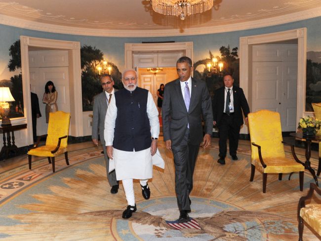 Indian Prime Minister Narendra Modi (center left) walks with U.S. President Barack Obama at the White House in Washington on Monday.   AFP-Yonhap