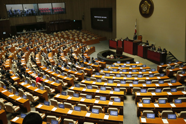The chairman of the National Assembly makes a speech to lawmakers before the plenary session on Tuesday. (Yonhap)