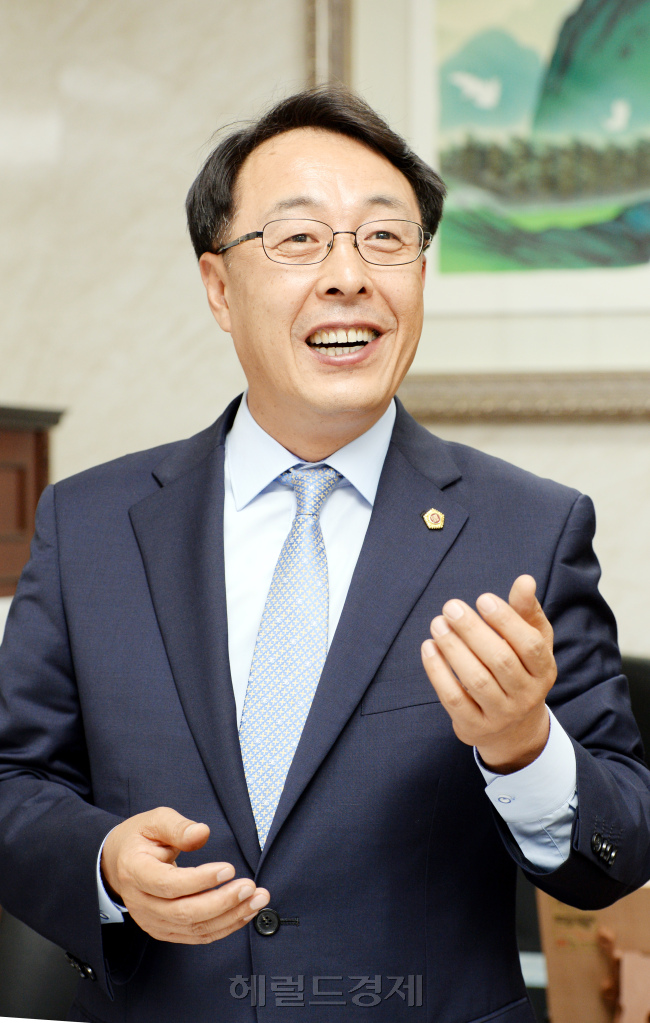 최웅식 서울시 운영위원장. 박현구 기자phko@heraldcorp.com/2014.09.30
최웅식 서울시 운영위원장. 박현구 기자phko@heraldcorp.com/2014.09.30
최웅식 서울시 운영위원장. 박현구 기자phko@heraldcorp.com/2014.09.30