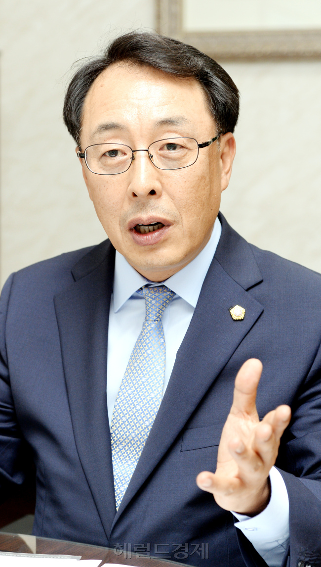 최웅식 서울시 운영위원장. 박현구 기자phko@heraldcorp.com/2014.09.30
최웅식 서울시 운영위원장. 박현구 기자phko@heraldcorp.com/2014.09.30
최웅식 서울시 운영위원장. 박현구 기자phko@heraldcorp.com/2014.09.30