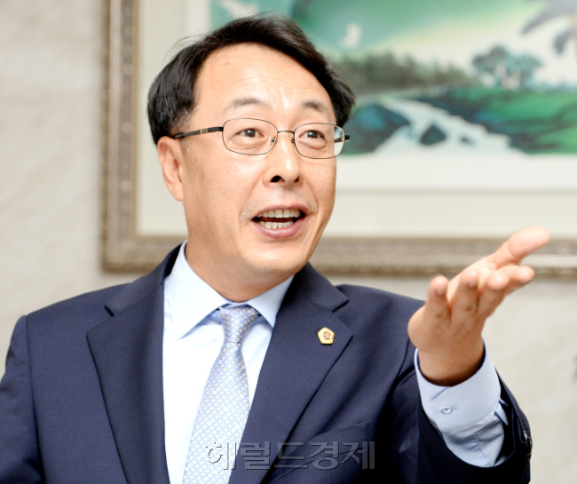 최웅식 서울시 운영위원장. 박현구 기자phko@heraldcorp.com/2014.09.30
최웅식 서울시 운영위원장. 박현구 기자phko@heraldcorp.com/2014.09.30
최웅식 서울시 운영위원장. 박현구 기자phko@heraldcorp.com/2014.09.30