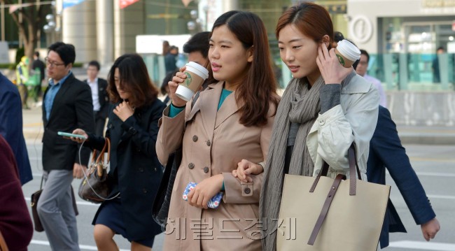 서울 아침 기온이 14.9도 등 올 가을들어 가장 쌀쌀한 날씨를 보인 1일 오전 서울 광화문 네거리에서 시민들이 스카프를 두르고 잔뜩 움츠린 채 출근하고 있다.<br />김명섭 기자 msiron@heraldcorp.com
서울 아침 기온이 14.9도 등 올 가을들어 가장 쌀쌀한 날씨를 보인 1일 오전 서울 광화문 네거리에서 시민들이 스카프를 두르고 잔뜩 움츠린 채 출근하고 있다.
김명섭 기자 msiron@heraldcorp.com
서울 아침 기온이 14.9도 등 올 가을들어 가장 쌀쌀한 날씨를 보인 1일 오전 서울 광화문 네거리에서 시민들이 스카프를 두르고 잔뜩 움츠린 채 출근하고 있다.
김명섭 기자 msiron@heraldcorp.com