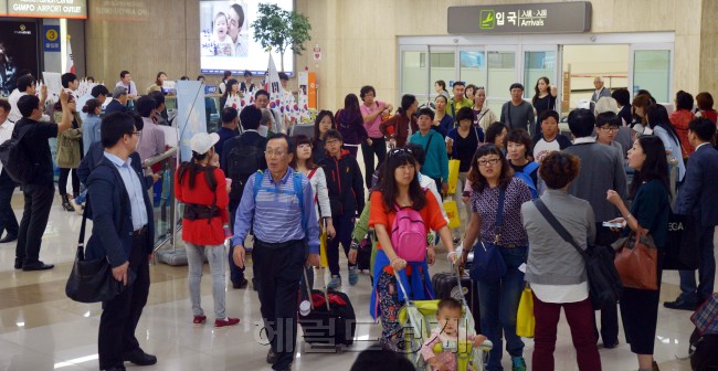 중국 국경절이 1일부터 7일까지 일주일간 이어지면서 많은 중국 관광객이 한국을 방문하고 있는 가운데 지난 달 30일 중국 관광객들이 김포공항 국제선 게이트로 입국하고 있다.<br />김명섭기자 msiron@heraldcorp.com
중국 국경절이 1일부터 7일까지 일주일간 이어지면서 많은 중국 관광객이 한국을 방문하고 있는 가운데 지난 달 30일 중국 관광객들이 김포공항 국제선 게이트로 입국하고 있다.
김명섭기자 msiron@heraldcorp.com