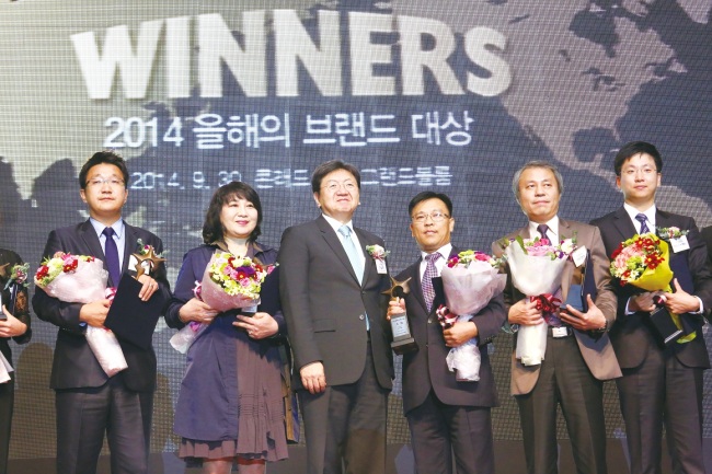 초록마을 '2014 올해의 브랜드 대상' 수상(사진 왼쪽에서 3번째 초록마을 이택보 경영지원본부장)
초록마을 '2014 올해의 브랜드 대상' 수상(사진 왼쪽에서 3번째 초록마을 이택보 경영지원본부장)
