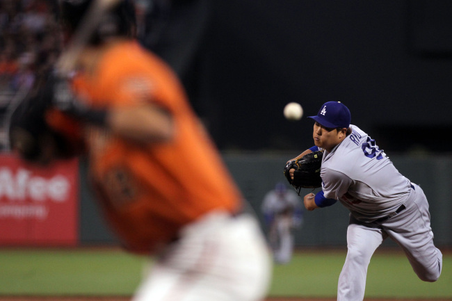 <YONHAP PHOTO-0677> Sep 12, 2014; San Francisco, CA, USA; Los Angeles Dodgers starting pitcher Hyun-Jin Ryu (99) throws the ball to San Francisco Giants second baseman Joe Panik (12) in the first inning at AT&T Park. Mandatory Credit: Lance Iversen-USA TODAY Sports /2014-09-13 18:51:01/ <저작권자 ⓒ 1980-2014 ㈜연합뉴스. 무단 전재 재배포 금지.>
Los Angeles Dodgers starting pitcher Ryu Hyun-jin   USA Today-Yonhap