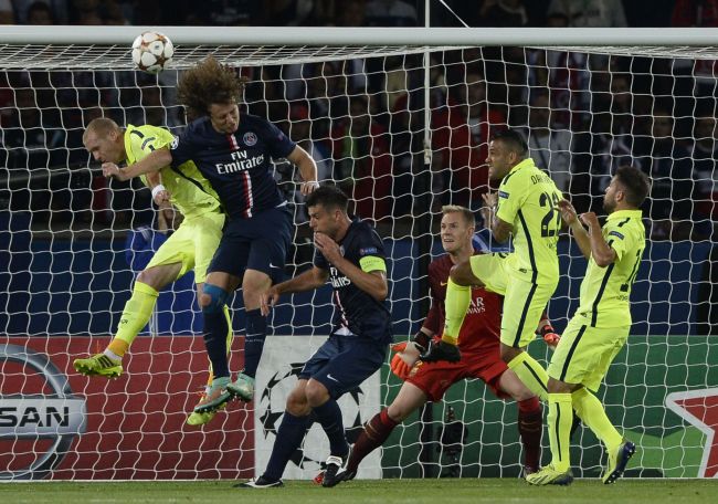 PSG’s David Luiz (second from left) and Barcelona’s Jeremy Mathieu vie for the ball on Tuesday.   AFP-Yonhap