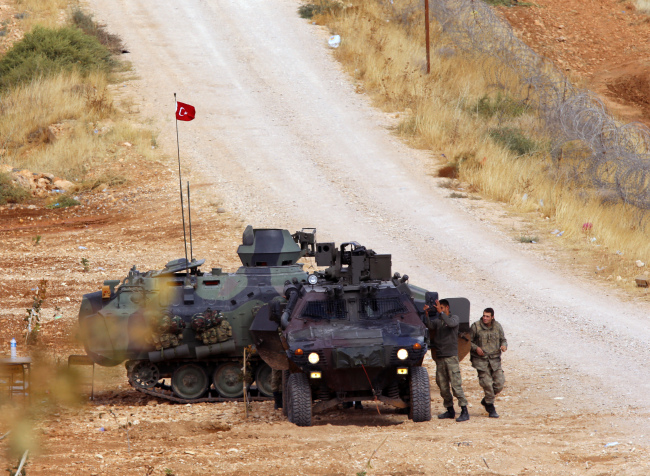 Turkish soldiers patrol as the fighting between Islamic militants and Kurdish forces to the west of Kobani, Syria, continues at the Turkey-Syria border near Suruc, Turkey, Tuesday.   AP-Yonhap