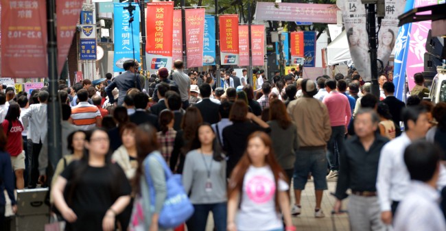 Shoppers flood Seoul’s tourist hot spot of Myeong-dong on Tuesday. With China’s weeklong National Day holiday kicking off on Wednesday, the number of Chinese tourists is expected to rise.   Kim Myung-sub/
The Korea Herald
