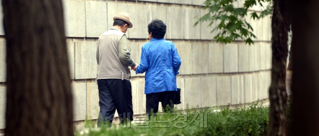 노인들이 서울 종묘공원에서 쉬고 있다.<br />김명섭 기자 msiron@heraldcorp.com
노인들이 서울 종묘공원에서 쉬고 있다.
김명섭 기자 msiron@heraldcorp.com
노인들이 서울 종묘공원에서 쉬고 있다.
김명섭 기자 msiron@heraldcorp.com