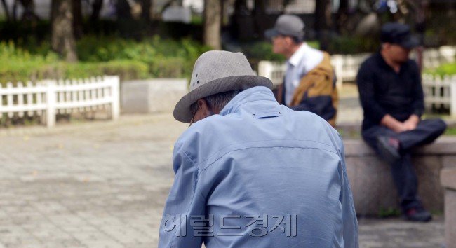 노인들이 서울 종묘공원에서 쉬고 있다.<br />김명섭 기자 msiron@heraldcorp.com
노인들이 서울 종묘공원에서 쉬고 있다.
김명섭 기자 msiron@heraldcorp.com
노인들이 서울 종묘공원에서 쉬고 있다.
김명섭 기자 msiron@heraldcorp.com
노인들이 서울 종묘공원에서 쉬고 있다.
김명섭 기자 msiron@heraldcorp.com