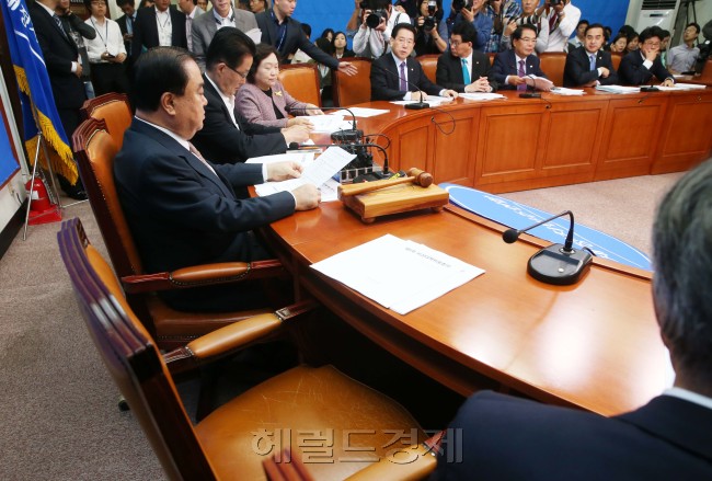 문희상 새정치민주연합 비상대책위원장이 2일 오전 국회에서 박영선원내대표가 불참한 가운데 열린 비상대책위원회의에 참석해 심각한 표정으로  모두발언을 하고 있다.이길동기자.gdlee@heraldcorp.com
문희상 새정치민주연합 비상대책위원장이 2일 오전 국회에서 박영선원내대표가 불참한 가운데 열린 비상대책위원회의에 참석해 심각한 표정으로  모두발언을 하고 있다.이길동기자.gdlee@heraldcorp.com
문희상 새정치민주연합 비상대책위원장이 2일 오전 국회에서 사퇴 의사를 밝힌 박영선 원내대표가 불참한 가운데 열린 비상대책위원회의에 참석해 심각한 표정으로 모두발언을 하고 있다. 공개된 자리에서 비대위원들은 박 원내대표의 거취와 관련해 아무런 언급을 하지 않았다.   이길동 기자/gdlee@