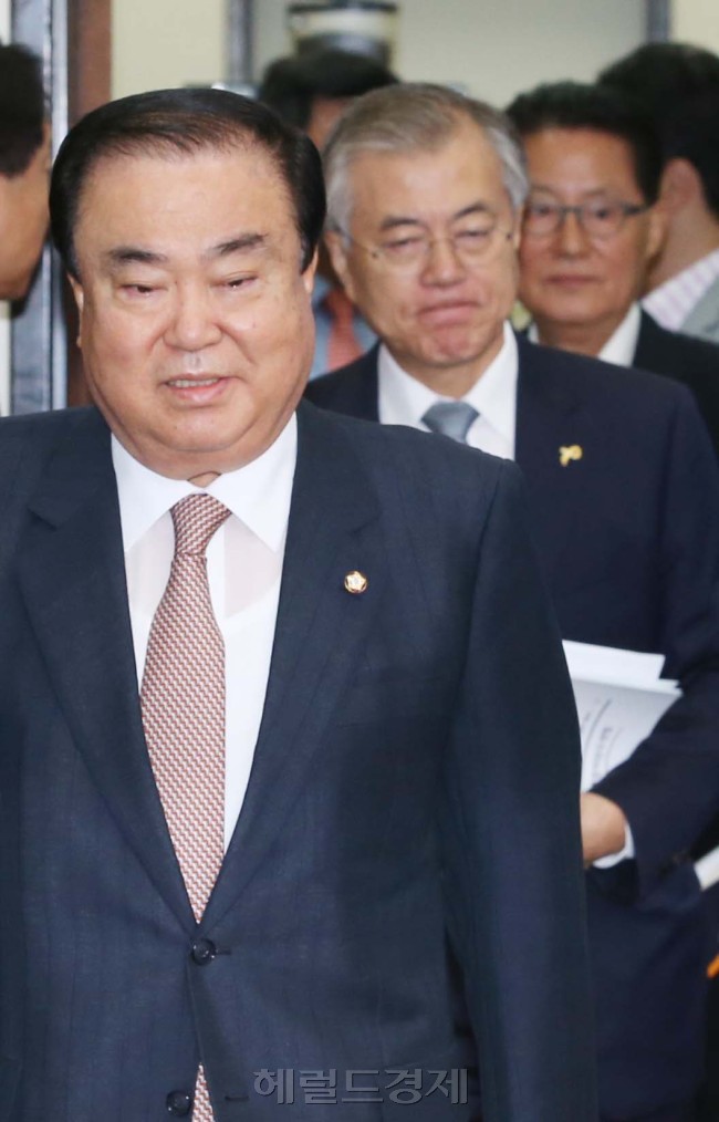 문희상 새정치민주연합 비상대책위원장과 문재인,박지원위원이 2일 오전 국회에서 열린 비상대책위원회의에 참석하기위해 심각한 표정으로 회의장에 들어오고 있다.이길동기자.gdlee@heraldcorp.com
문희상 새정치민주연합 비상대책위원장과 문재인,박지원위원이 2일 오전 국회에서 열린 비상대책위원회의에 참석하기위해 심각한 표정으로 회의장에 들어오고 있다.이길동기자.gdlee@heraldcorp.com