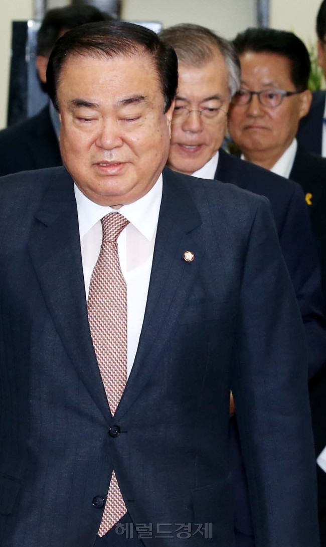 문희상 새정치민주연합 비상대책위원장과 문재인,박지원위원이 2일 오전 국회에서 열린 비상대책위원회의에 참석하기위해 심각한 표정으로 회의장에 들어오고 있다.이길동기자.gdlee@heraldcorp.com
문희상 새정치민주연합 비상대책위원장과 문재인,박지원위원이 2일 오전 국회에서 열린 비상대책위원회의에 참석하기위해 심각한 표정으로 회의장에 들어오고 있다.이길동기자.gdlee@heraldcorp.com