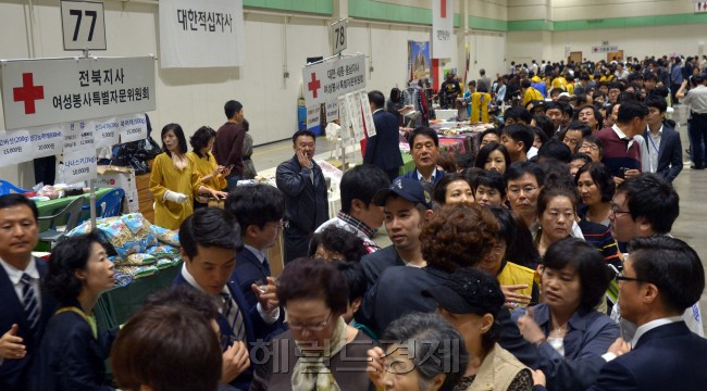 1984년 시작해 올해로 31회째를 맞는 적십자 바자회가 2일 오전 서울 삼성동 코엑스에서 개최돼 시민들이 물품을 구입하러 줄을 서고 있다. 바자회 수익금은 전액 조손가정, 홀몸어르신, 다문화가족 등 사회취약 계층 돕기에 전액사용된다.<br />김명섭 기자 MSIRON@HERALDCORP.COM
1984년 시작해 올해로 31회째를 맞는 적십자 바자회가 2일 오전 서울 삼성동 코엑스에서 개최돼 시민들이 물품을 구입하러 줄을 서고 있다. 바자회 수익금은 전액 조손가정, 홀몸어르신, 다문화가족 등 사회취약 계층 돕기에 전액사용된다.
김명섭 기자 MSIRON@HERALDCORP.COM
1984년 시작해 올해로 31회째를 맞는 적십자 바자회가 2일 오전 서울 삼성동 코엑스에서 개최돼 시민들이 물품을 구입하러 줄을 서고 있다. 바자회 수익금은 전액 조손가정, 홀몸어르신, 다문화가족 등 사회취약 계층 돕기에 전액사용된다.
김명섭 기자 MSIRON@HERALDCORP.COM
