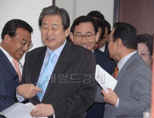 <포토> 밝게 웃으며 회의 참석하는  김무성.이정현.주호영