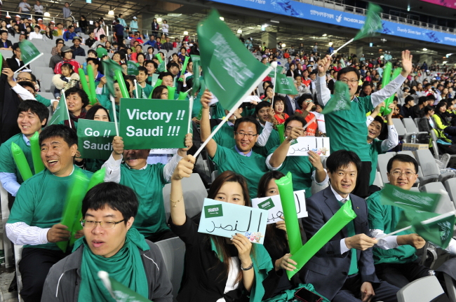 A Saudi Arabian cheering squad is rooting for a Saudi Arabian athlete in the final of the 200-meter race at the Incheon Asian Games held in the Incheon Asiad Main Stadium on Oct.1. (S-OIL)