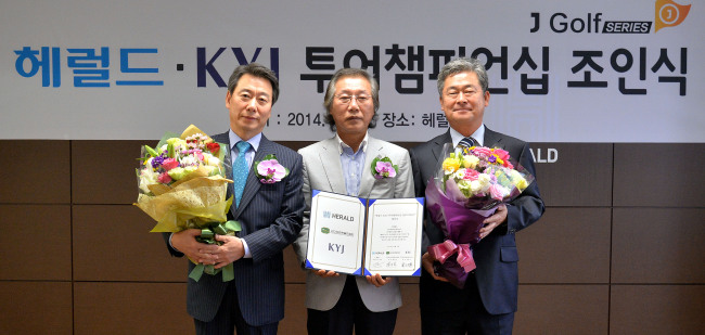 이영만 ㈜헤럴드 대표이사(가운데)와 김홍득 카타나골프 회장(왼쪽), 황성하 한국프로골프협회 회장이 조인식 후 포즈를 취하고 있다.