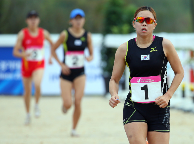 Choi Min-ji of South Korean women's team competes in the modern pentathlon race at the Asian Games on Thursday. (Yonhap)