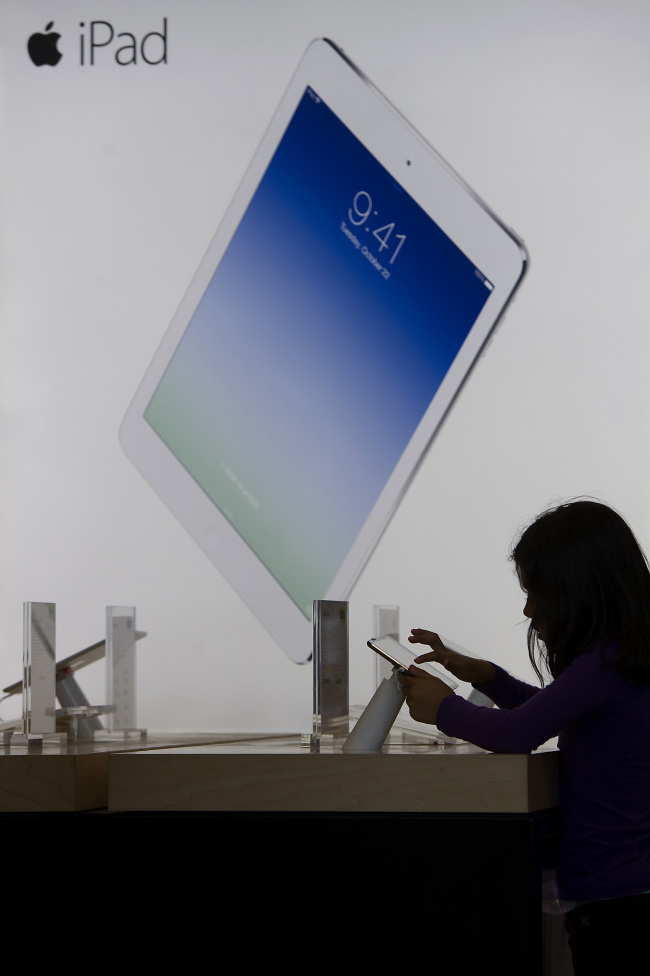 A young girl uses an iPad displayed at a Best Buy Co. store in San Francisco, California.  Bloomberg